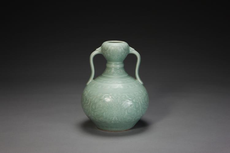 粉青釉凸花如意耳蒜头瓶