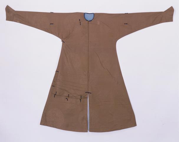 香灰色二则团龙纹暗花绸棉行服袍