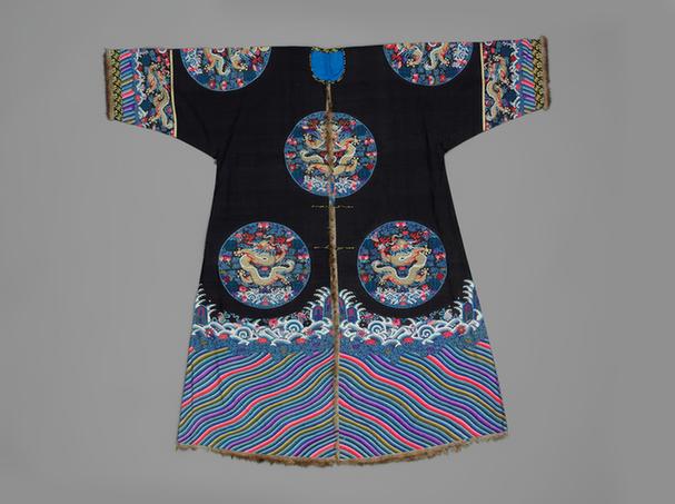 石青色缂丝八团云蝠寿金龙纹貂皮边女龙褂