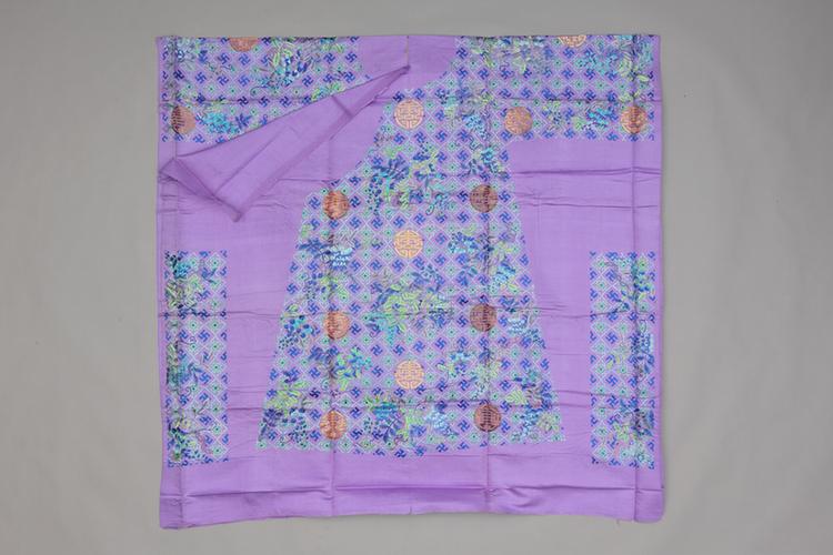 雪青色绸绣四合藤萝万字团金寿字纹袍料