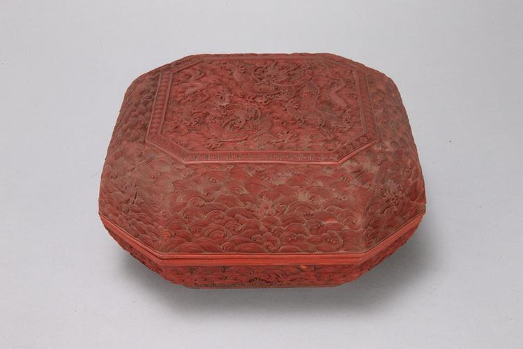 乾隆款剔红二龙戏珠纹八方盒