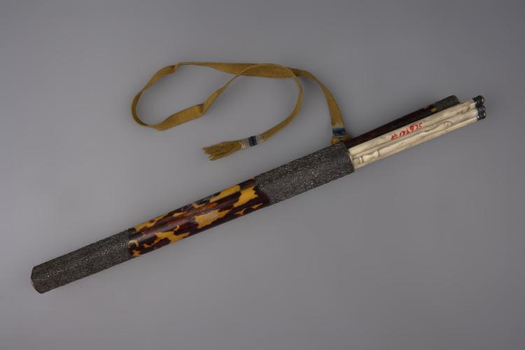 玳瑁包银刻花鞘刀