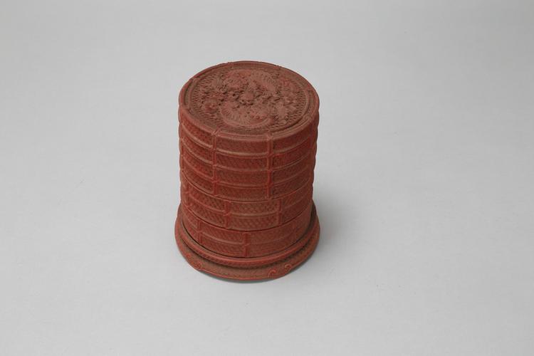 乾隆款剔红驯狮图带座三层圆盒