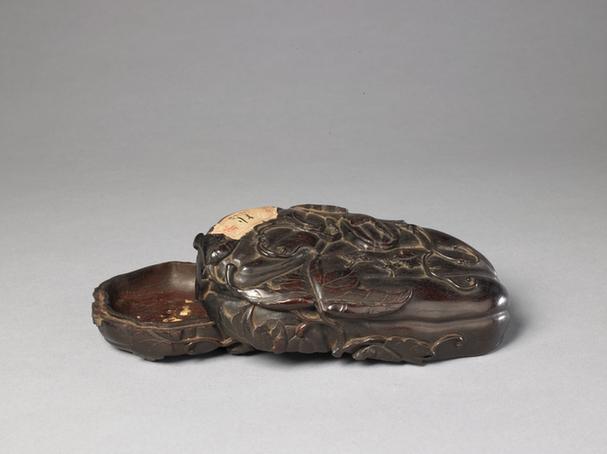 红木雕瓜蝶纹瓜式盒