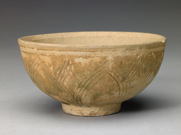 青釉刻花莲瓣纹碗