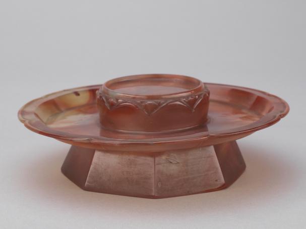 乾隆款玛瑙莲瓣式杯托