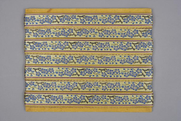 米色缎地织金三蓝枝梅纹绦