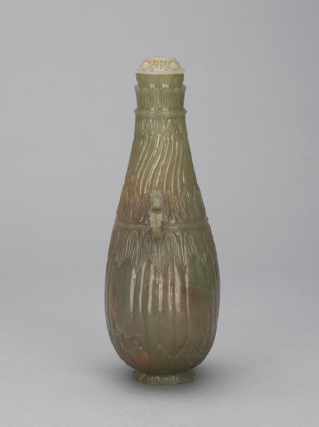 痕都斯坦青玉花耳菊瓣纹带盖瓶