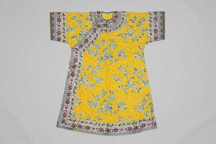 明黄色绸绣三蓝折枝桃花纹单衬衣