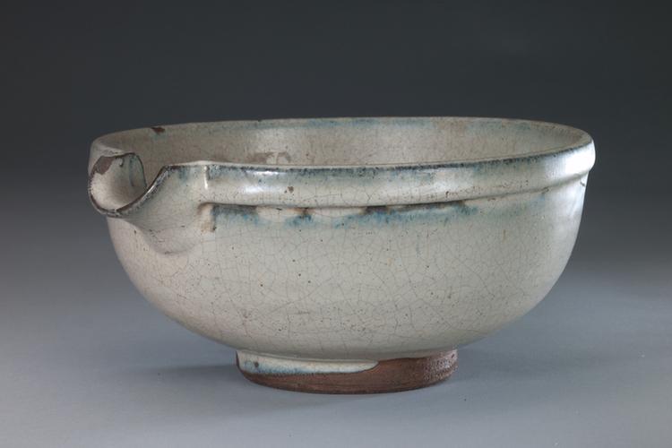 石湾窑灰白釉带流花浇