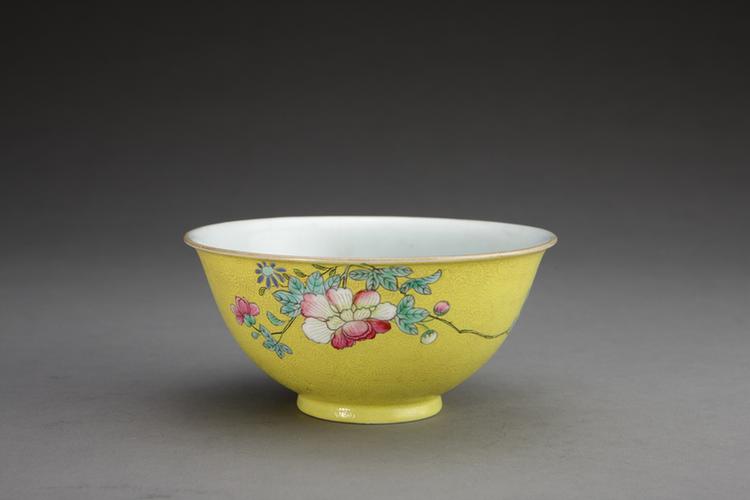 乾隆款黄地轧道粉彩垂枝花卉纹碗