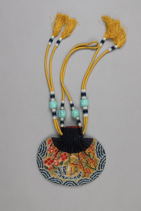 青色缎口满纳桂花海棠兔纹椭圆荷包