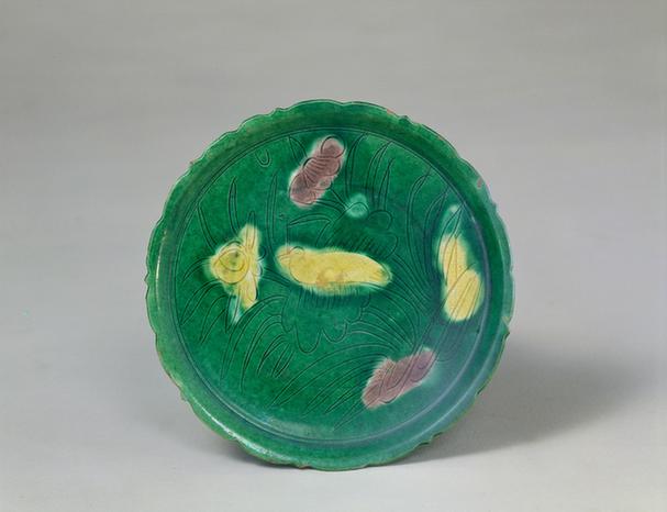 三彩刻花鹭莲纹盘