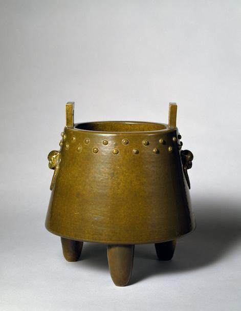 光绪丁未玉海堂制款鳝鱼青釉鼓钉双耳三足炉