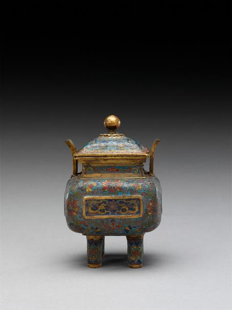 乾隆款掐丝珐琅开光夔龙纹双耳四足方盖炉