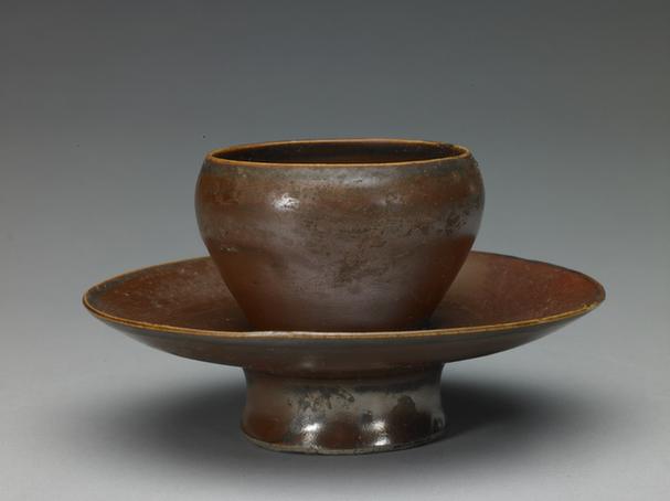 酱釉盏托