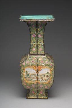 铜胎珐瑯带戟方花瓶