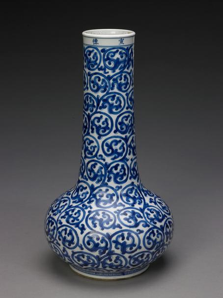 宣德款青花缠枝莲纹长颈瓶