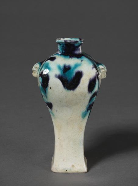 素三彩兽耳小方瓶