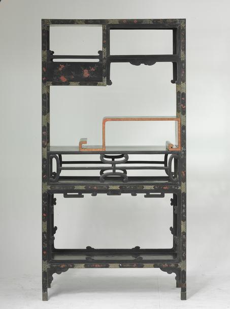 黑漆嵌螺钿花蝶纹格