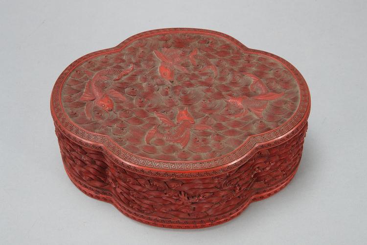 剔红海水飞鱼纹海棠式套盒