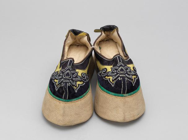 黄色缎钉绒莲花纹头尖底鞋