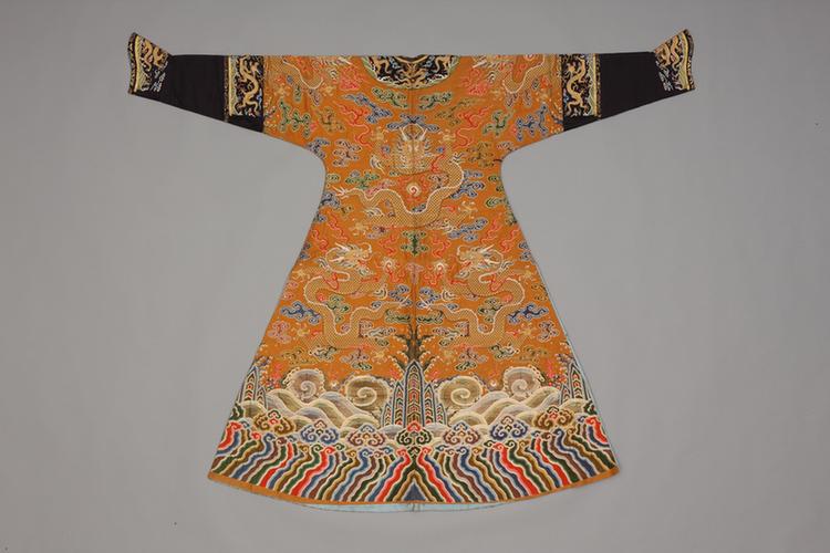 杏黄色彩云金龙纹妆花纱女夹龙袍