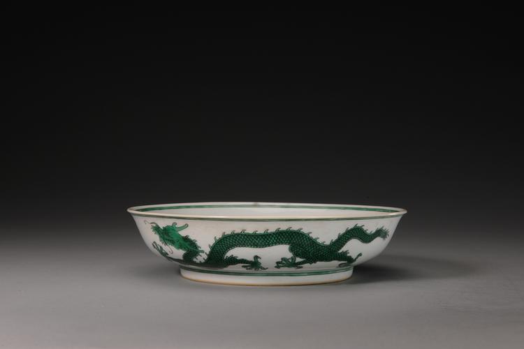 嘉庆款白地绿彩云龙纹暗刻海水纹盘