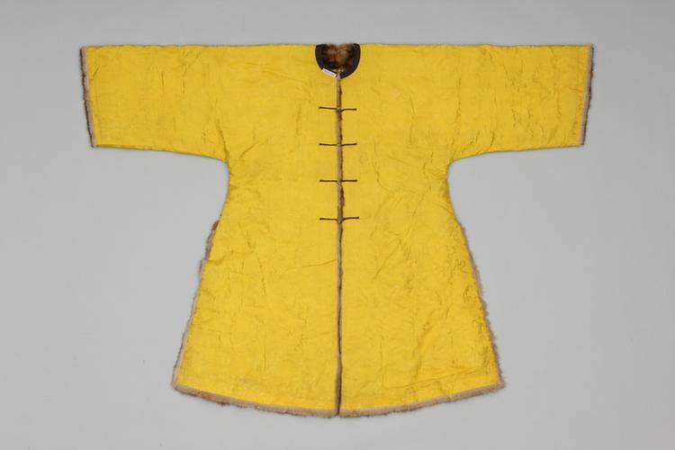 明黄色江山万代纹暗花江绸貂皮马褂