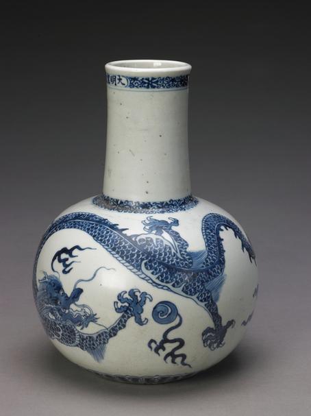 青花云龙纹天球瓶