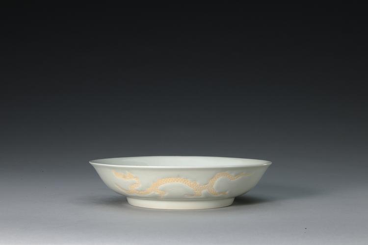 弘治款白釉暗刻龙纹盘