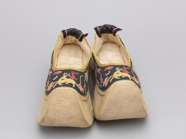 深灰色缎缉线绣鹿如意纹皂鞋