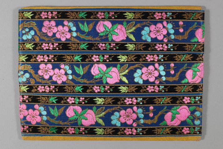 品蓝色缎地桃梅竹纹绦