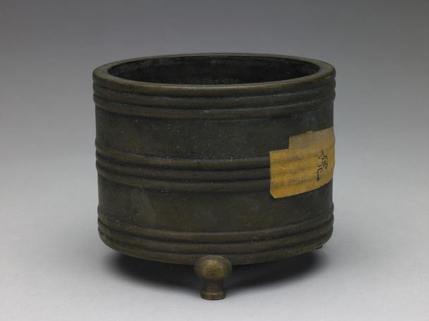 乾隆款铜弦纹三足炉