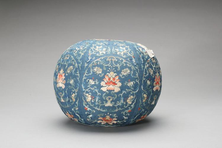 蓝色绸绣勾莲纹迎手