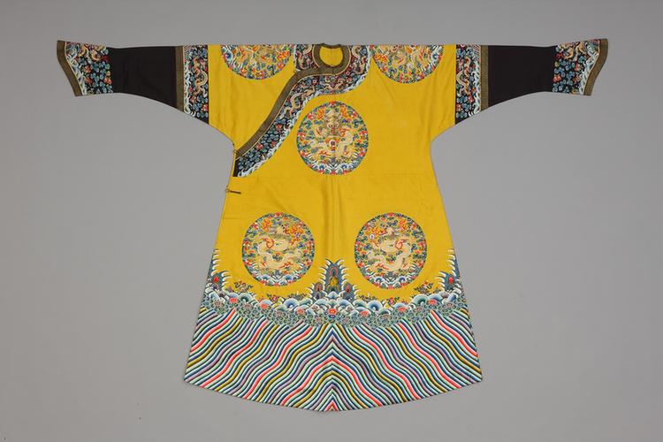 明黄色纱绣八团彩云蝠金龙纹女单龙袍