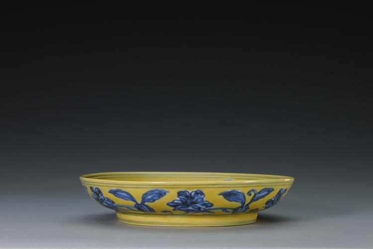 正德款黄地青花折枝花果纹盘