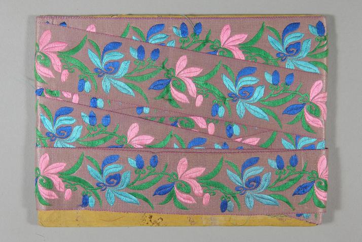 元青色缎地淡彩朵兰纹绦