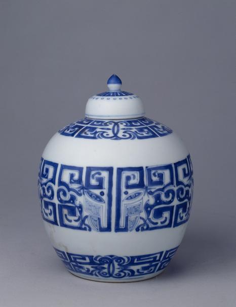 康熙款青花饕餮纹罐