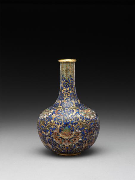 掐丝珐琅勾莲蕉叶纹直口瓶