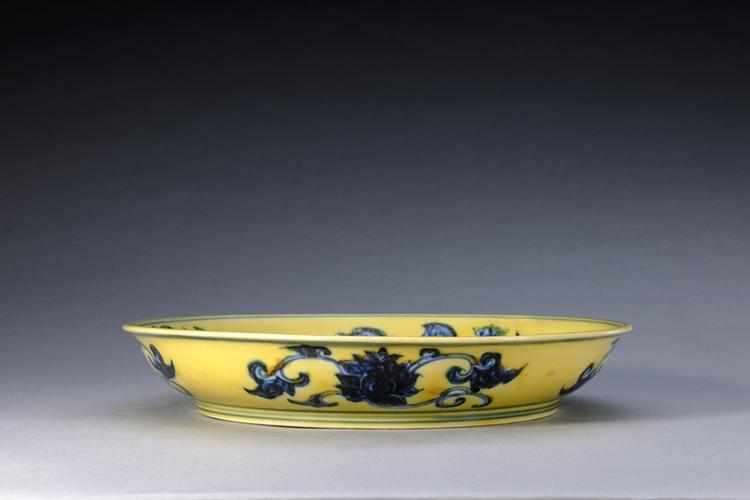 成化款黄地青花折枝花果纹盘