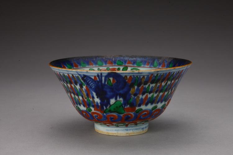 五彩缠枝牡丹纹撇口碗