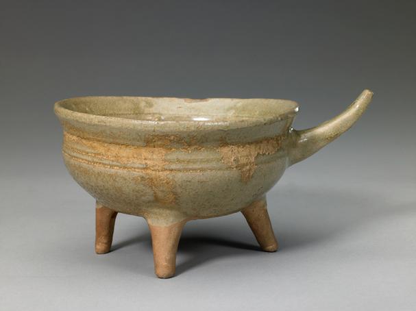 青釉弦纹三足带柄灯