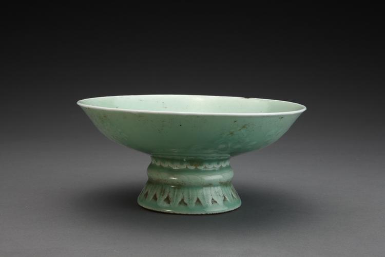 雍正款冬青釉高足碗