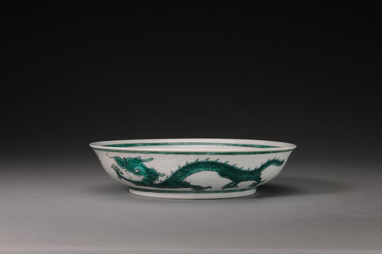 光绪款白地绿彩云龙暗刻海水纹盘