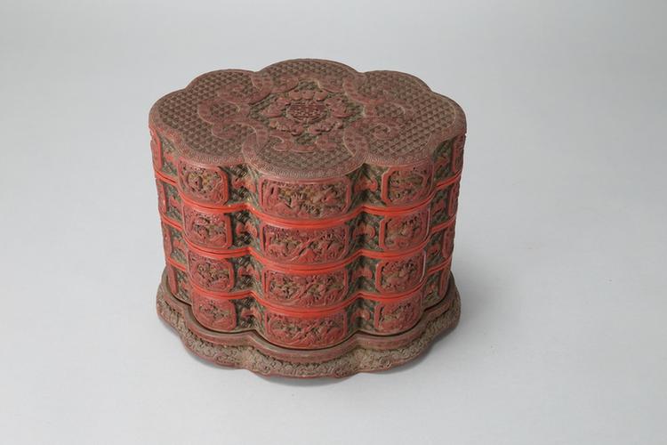 乾隆款剔红五蝠捧寿纹开光鹤鹿图如意式三层套盒