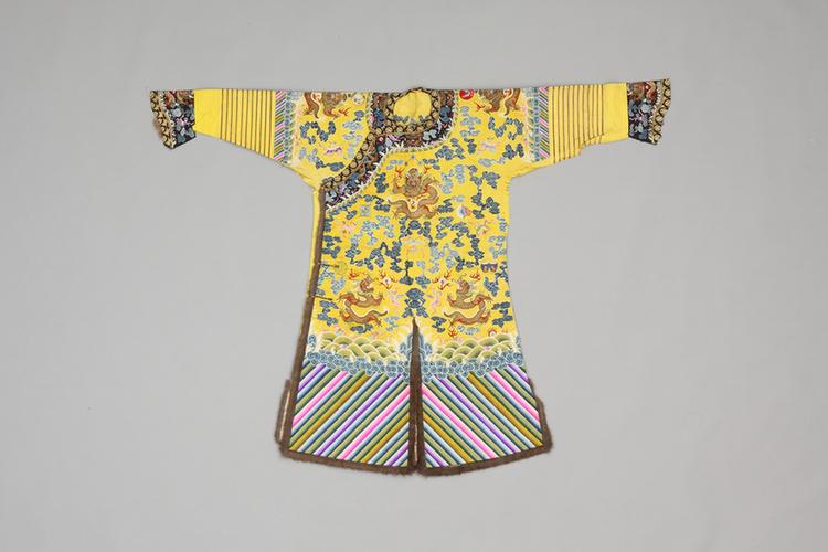 明黄色缎绣彩云金龙纹龙袍拆片