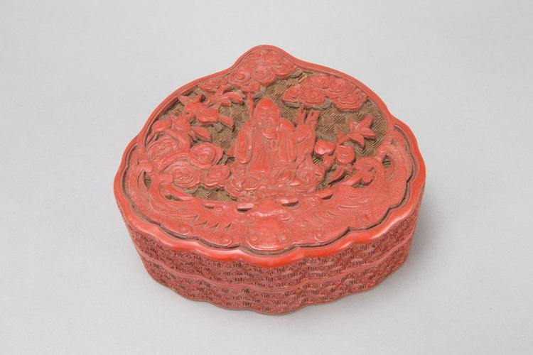 剔红八仙图桃式盒