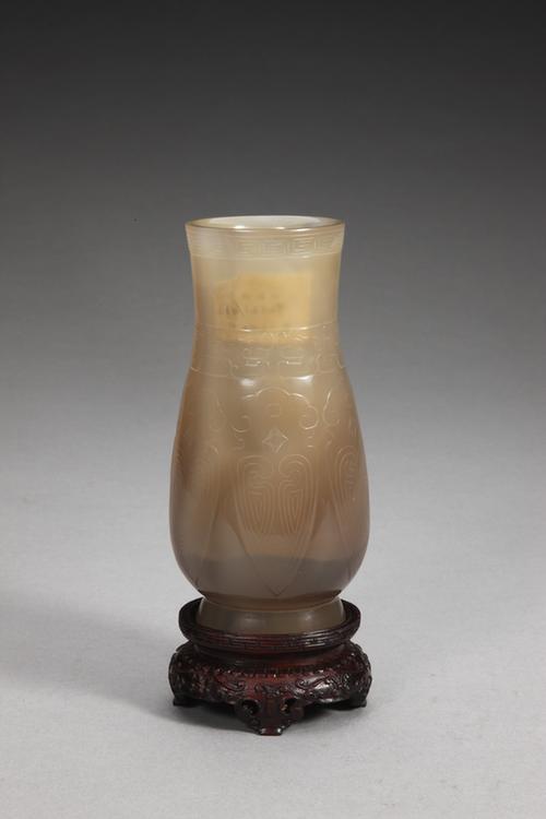 乾隆款玛瑙蝉纹觯