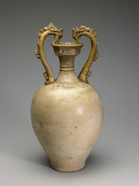 白釉塑贴花鸟纹双龙耳瓶